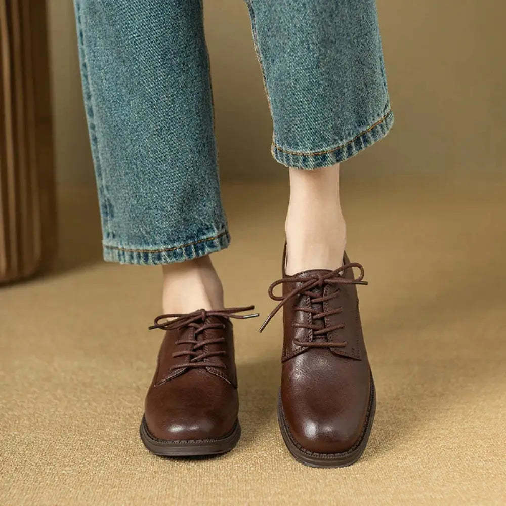 Women’s british leather round toe oxford shoes in brown leather with lace-up and classic slightly worn finish