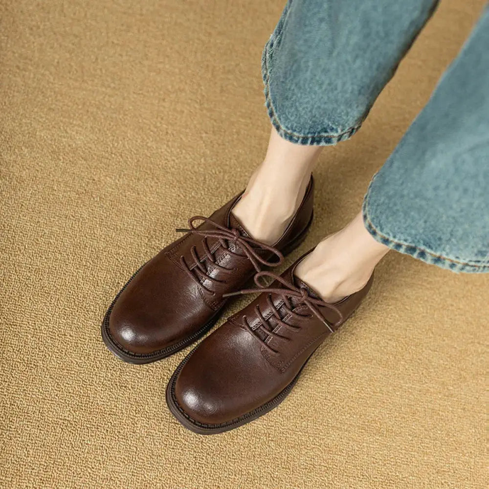 Women’s British leather round toe oxford shoes in brown with lace-up design and classic slightly worn finish