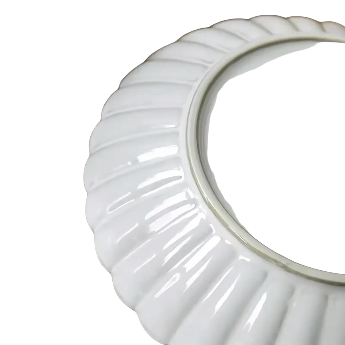 Nordic white ceramic scalloped dinner plate with fluted edge and subtle gold rim for elegant table settings