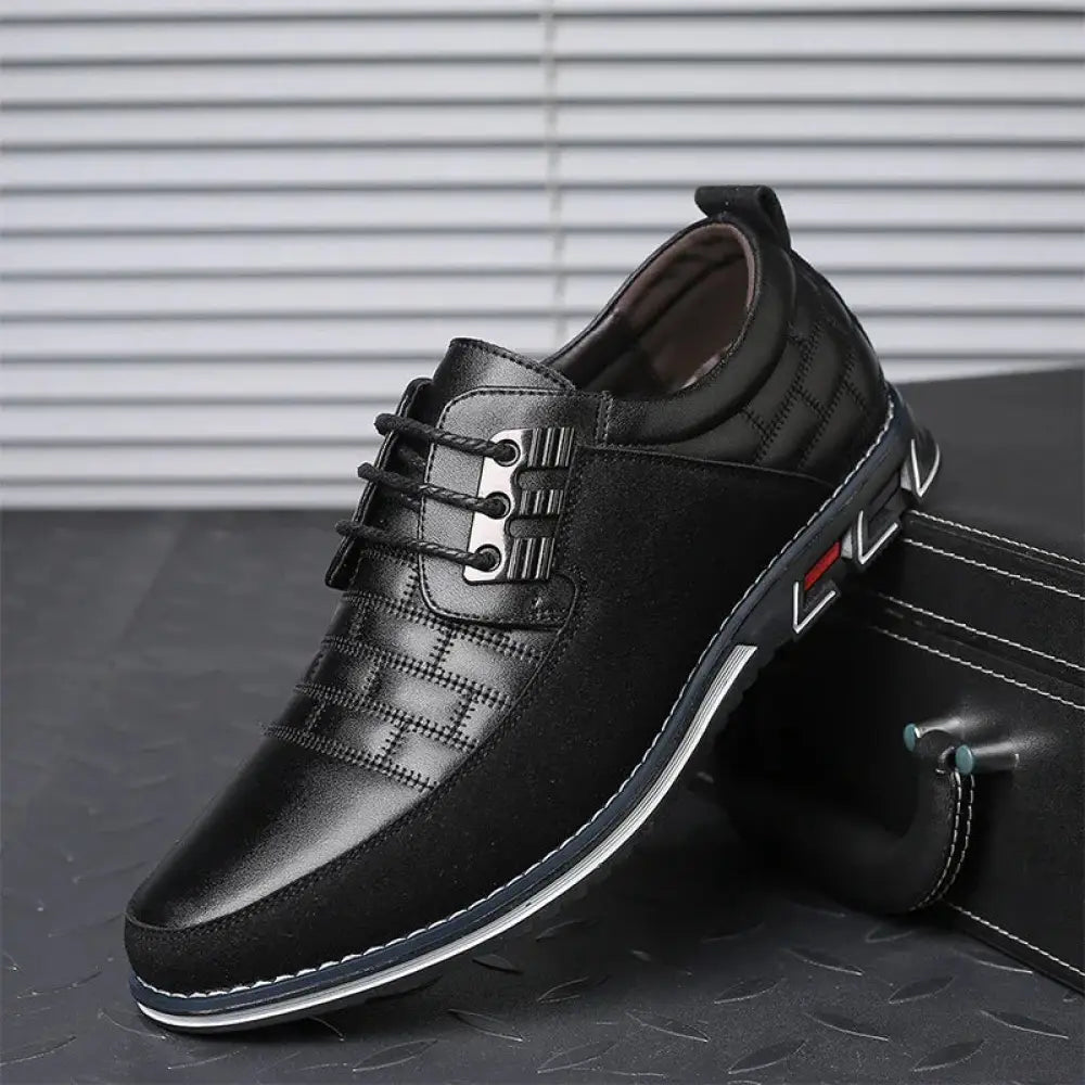 Men’s British two-tone leather dress shoe in black with silver eyelets and a textured toe pattern