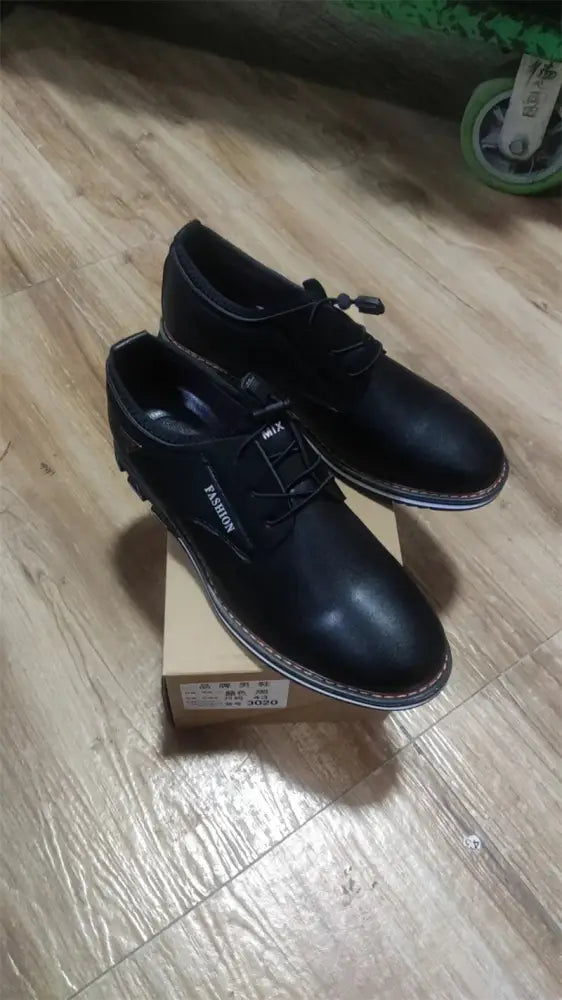 Men’s plus size black leather lace-up casual shoes with subtle white stitching along the sole