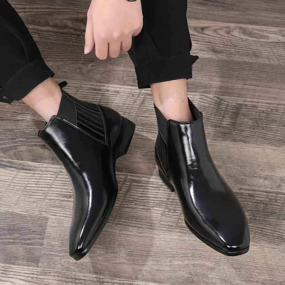 Men’s formal pointed toe leather Chelsea boots in shiny black patent leather with elastic side panels
