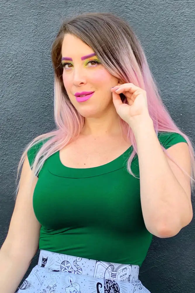 Green sleeveless top with rounded neckline in retro kelly green, ideal for casual and stylish summer wear