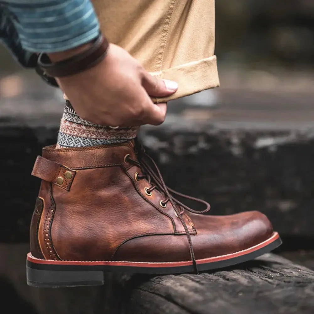Men’s retro leather lace-up ankle boots in brown leather with tan stitching and a black rubber sole