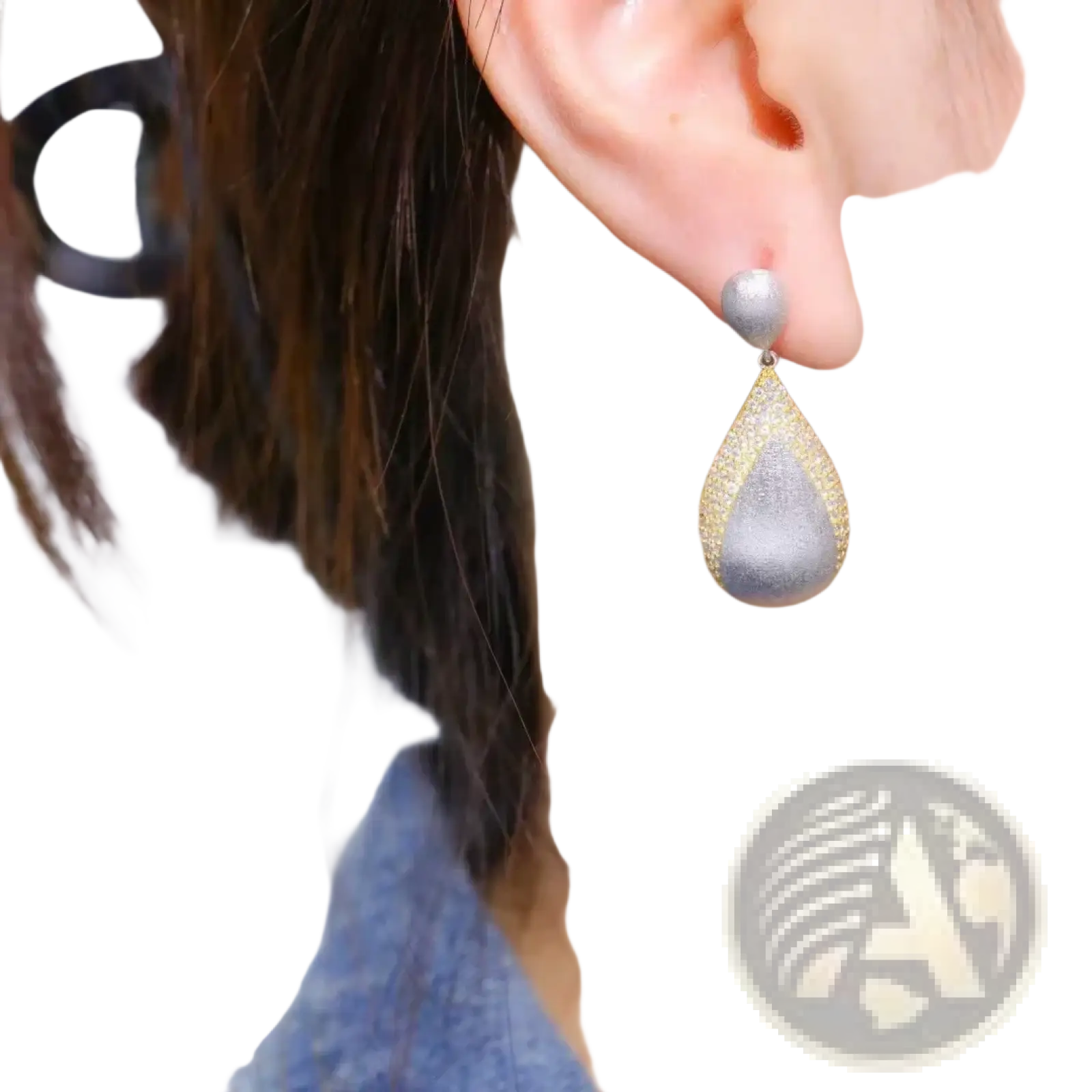 Silver teardrop tassel earring with textured glittering surface and gold vermeil边镶边 detailing