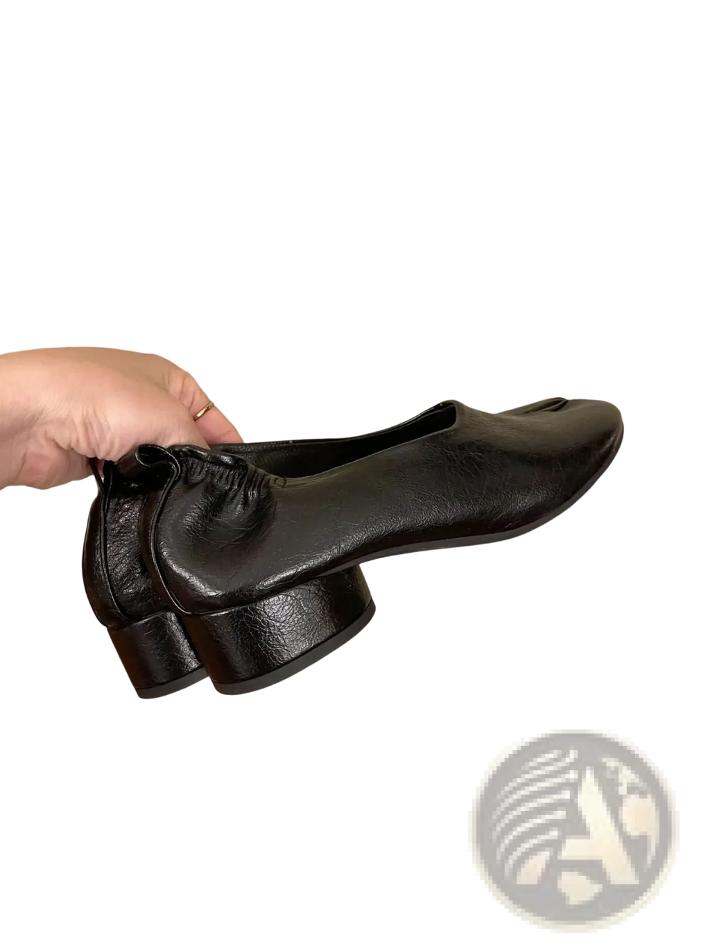 Black leather split toe tabi leather pumps with glossy finish and low block mid heel for stylish wear