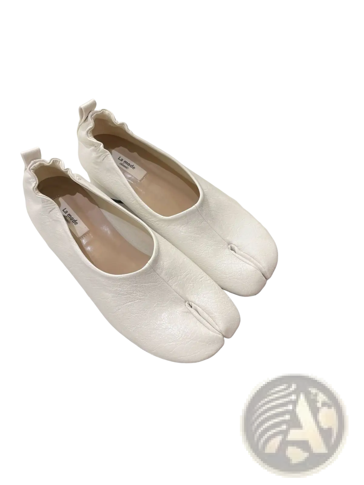 White leather split toe tabi pumps with soft textured finish and mid heel in minimalist horseshoe design