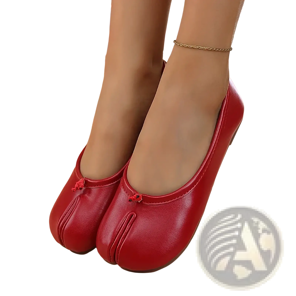 Tabi leather flat shoes in red leather featuring a traditional design with distinctive toe detail and small red tassels