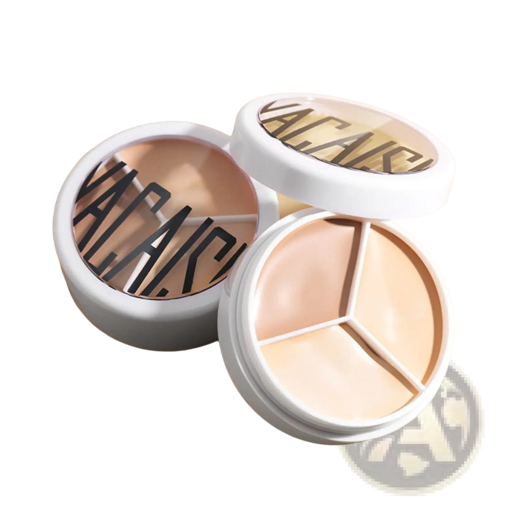 White circular three-color concealer palette with beige and peach shades and vacaiku branding on the lid
