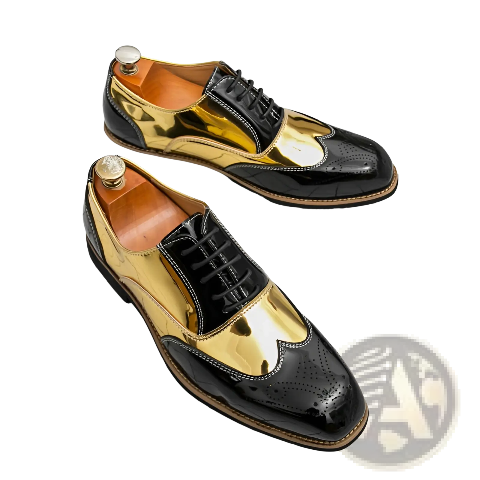 Two-tone men’s patent leather brogue oxford shoes in black and gold with a glossy finish