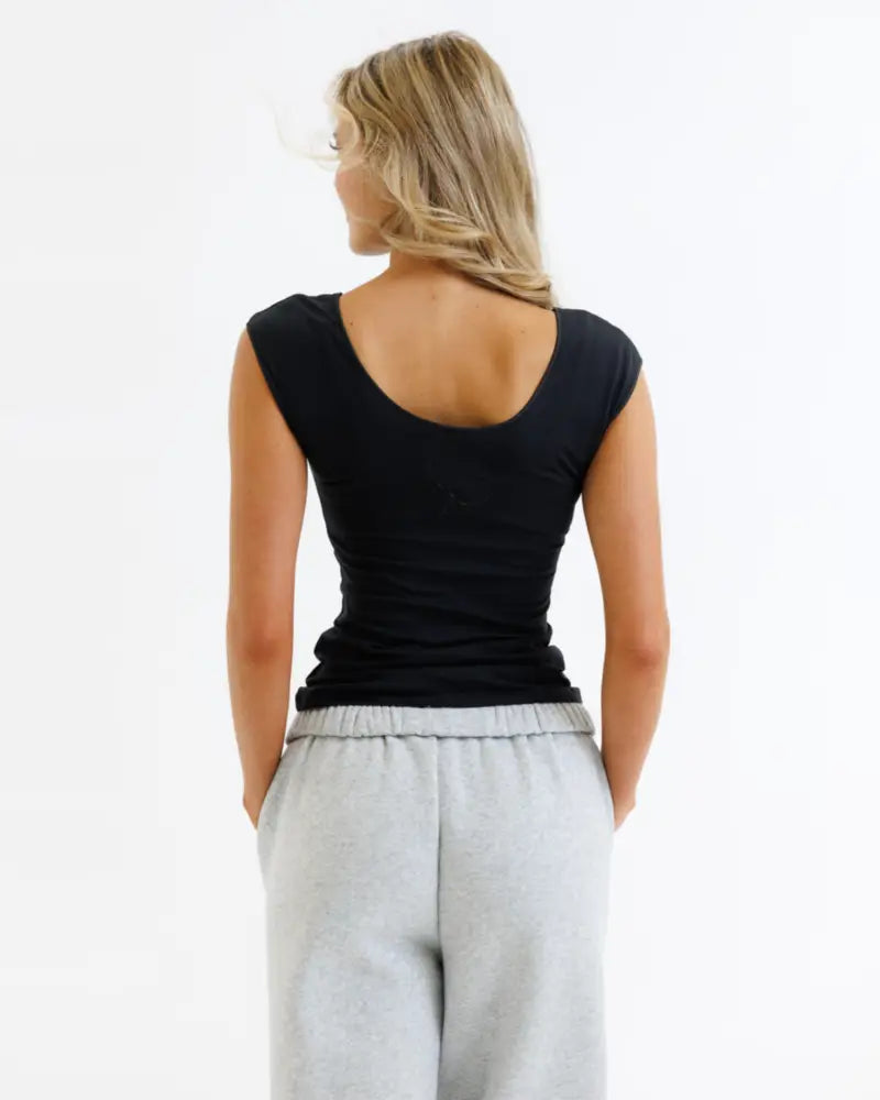 Black sleeveless fitted top with rounded back neckline made of cotton from wonder tee collection