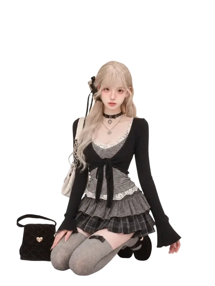 Black quilted handbag with gold heart shaped clasp paired with y2k crop top and mini skirt set for height 160-165cm size